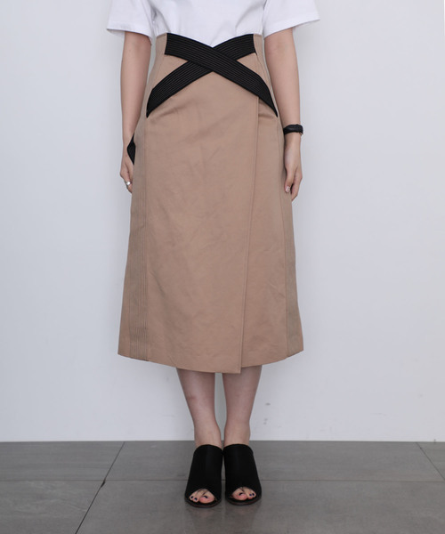 UNITED TOKYO（ユナイテッドトウキョウ）の「クロスベルトステッチスカート（スカート・レディース・ベージュ/ネイビー・1）」の3枚目の写真