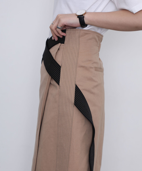 UNITED TOKYO（ユナイテッドトウキョウ）の「クロスベルトステッチスカート（スカート・レディース・ベージュ/ネイビー・1）」の7枚目の写真