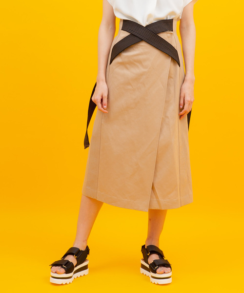 UNITED TOKYO（ユナイテッドトウキョウ）の「クロスベルトステッチスカート（スカート・レディース・ベージュ/ネイビー・1）」の10枚目の写真