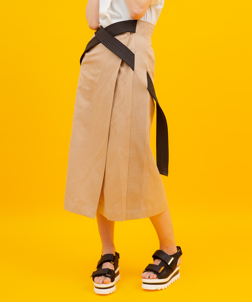 UNITED TOKYO（ユナイテッドトウキョウ）の「クロスベルトステッチスカート（スカート・レディース・ベージュ/ネイビー・1）」の11枚目の写真