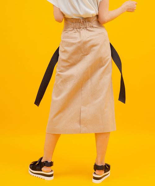 UNITED TOKYO（ユナイテッドトウキョウ）の「クロスベルトステッチスカート（スカート・レディース・ベージュ/ネイビー・1）」の13枚目の写真