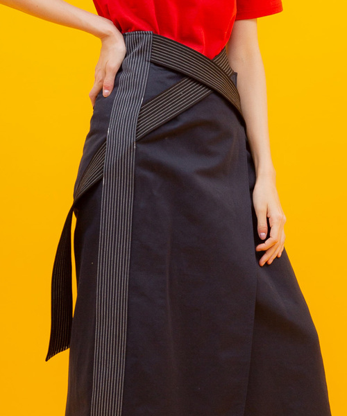 UNITED TOKYO（ユナイテッドトウキョウ）の「クロスベルトステッチスカート（スカート・レディース・ベージュ/ネイビー・1）」の17枚目の写真