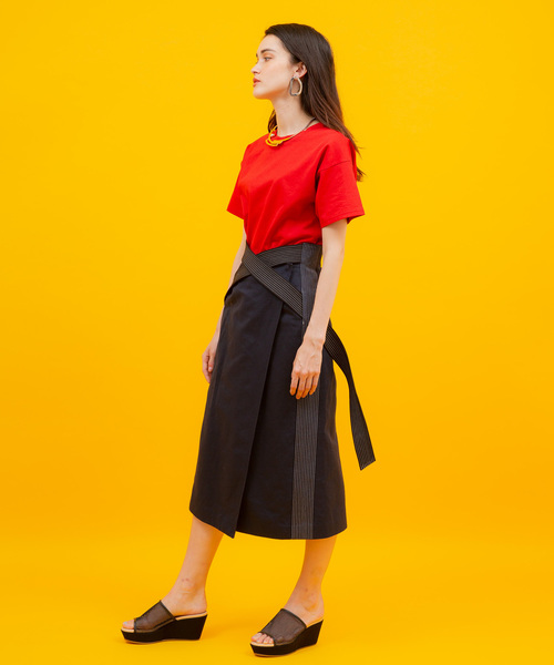 UNITED TOKYO（ユナイテッドトウキョウ）の「クロスベルトステッチスカート（スカート・レディース・ベージュ/ネイビー・1）」の19枚目の写真