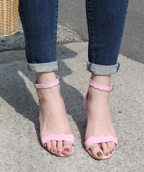 AmiAmi（アミアミ）の「《雑誌GINGER掲載》スカラップカットストラップサンダル（サンダル・レディース・ブラック/キャメル/ライトブルー/ピンク/パープル/レッド/ターコイズブルー/イエロー・3L/L/LL/M/S）」の7枚目の写真