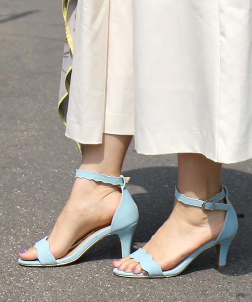 AmiAmi（アミアミ）の「《雑誌GINGER掲載》スカラップカットストラップサンダル（サンダル・レディース・ブラック/キャメル/ライトブルー/ピンク/パープル/レッド/ターコイズブルー/イエロー・3L/L/LL/M/S）」の2枚目の写真