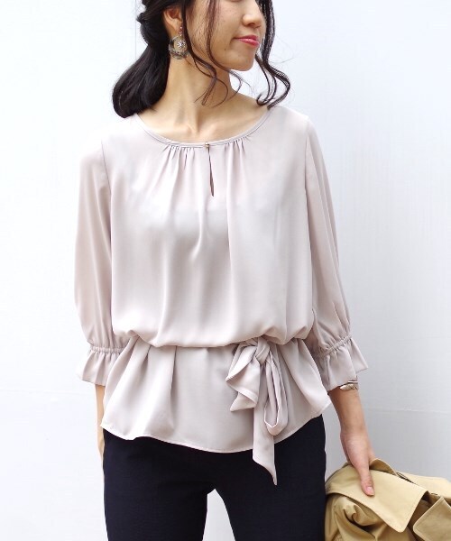 NARACAMICIE（ナラカミーチェ）の「ジョーゼットリボン付クルーネックブラウス（シャツ/ブラウス・レディース・ブラック/ベージュ/ボルドー/ピンク・SMALL/MEDIUM/LARGE）」の5枚目の写真