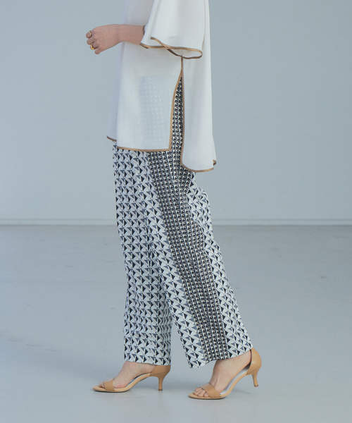 qualite(カリテ)の「【WEB限定】ジメオ柄スティックパンツ(その他パンツ・レディース・ベージュ/グリーン・38/36)」の2枚目の写真