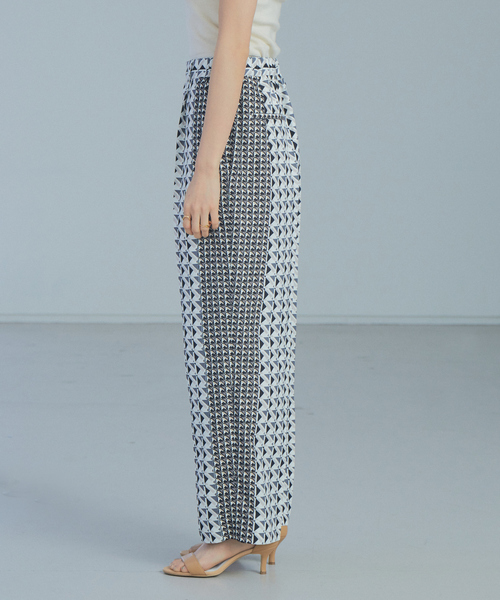 qualite(カリテ)の「【WEB限定】ジメオ柄スティックパンツ(その他パンツ・レディース・ベージュ/グリーン・38/36)」の4枚目の写真