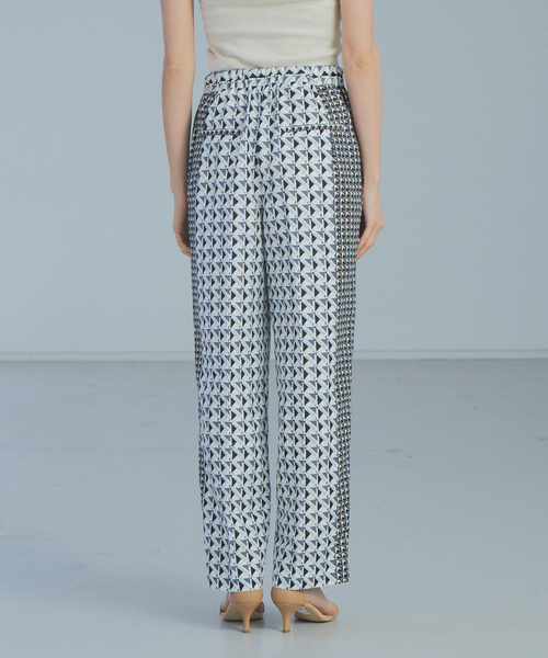 qualite(カリテ)の「【WEB限定】ジメオ柄スティックパンツ(その他パンツ・レディース・ベージュ/グリーン・38/36)」の5枚目の写真