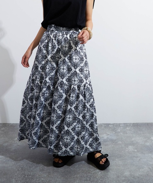 lala Born（ララボーン）の「lalaBorn/アートモチーフロングスカート（スカート・レディース・ホワイト/ブラック/グリーン・FREE）」の2枚目の写真