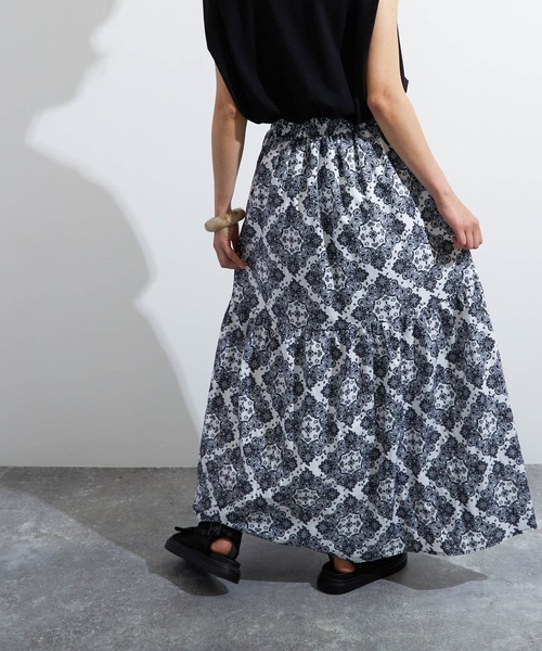 lala Born（ララボーン）の「lalaBorn/アートモチーフロングスカート（スカート・レディース・ホワイト/ブラック/グリーン・FREE）」の4枚目の写真