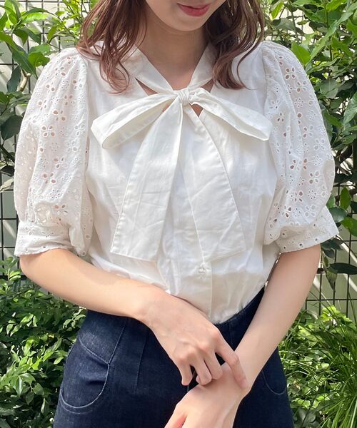 MAJESTIC LEGON（マジェスティックレゴン）の「着まわしリボンブラウス（シャツ/ブラウス・レディース・オフホワイト/ライトグレー/ブラック・SMALL/MEDIUM）」の4枚目の写真