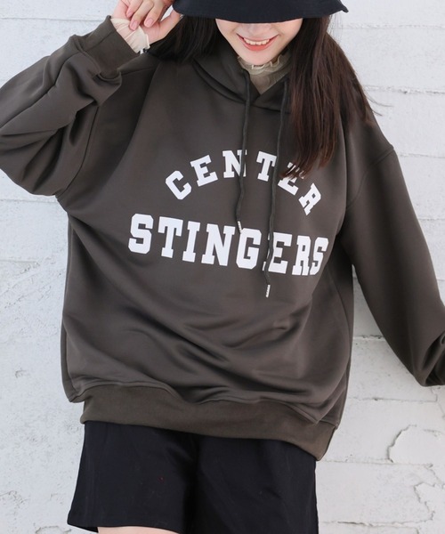 Girly Doll(ガーリードール)の「ロゴプリントビッグシルエットスウェットパーカー(パーカー・レディース・ベージュ/イエロー/ネイビー/ブラック/グレー・L/M/XL)」の2枚目の写真