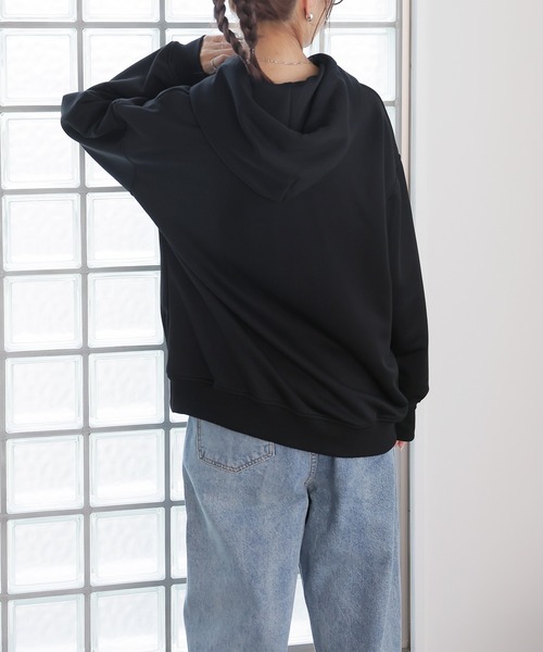 Girly Doll(ガーリードール)の「ロゴプリントビッグシルエットスウェットパーカー(パーカー・レディース・ベージュ/イエロー/ネイビー/ブラック/グレー・L/M/XL)」の16枚目の写真