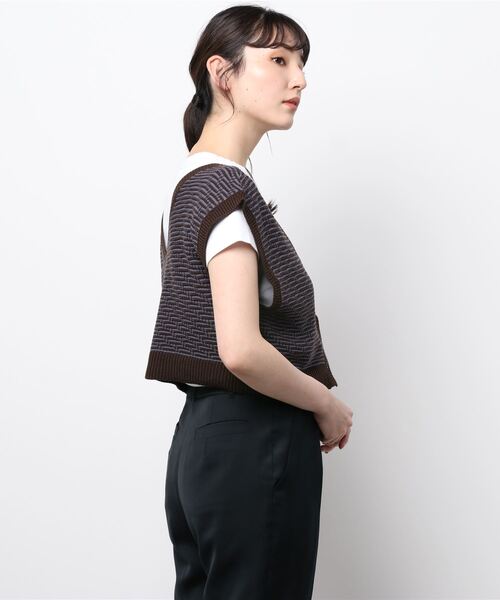 She's Closet（シーズクローゼット）の「前後2way配色Vネックショートニットベスト（ベスト・レディース・ブラック/アイボリー/ブラウン/カーキ・FREE）」の6枚目の写真