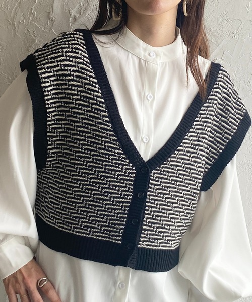 She's Closet（シーズクローゼット）の「前後2way配色Vネックショートニットベスト（ベスト・レディース・ブラック/アイボリー/ブラウン/カーキ・FREE）」の3枚目の写真