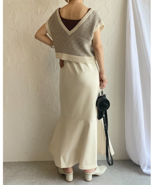She's Closet（シーズクローゼット）の「前後2way配色Vネックショートニットベスト（ベスト・レディース・ブラック/アイボリー/ブラウン/カーキ・FREE）」の11枚目の写真