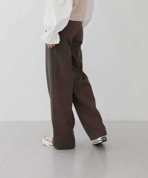 by muni:r（バイ ムニール）の「ビンテージ ムード チェック ピンタック スラックス（スラックス・レディース・ブラック/ブラウン・SMALL/MEDIUM）」の4枚目の写真