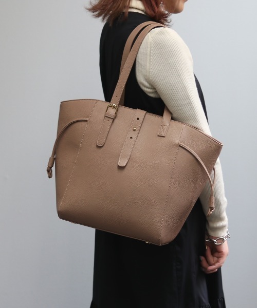 GUSCIO(グッシオ)の「【グッシオベーシック】ベルトデザインラウンドトートバッグ ハンドル調節 通勤通学 A4対応(トートバッグ・レディース・ブラック/ダークブルー/キャメル/ベージュ系・FREE)」の3枚目の写真