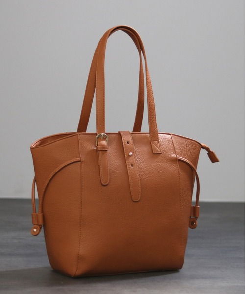 GUSCIO(グッシオ)の「【グッシオベーシック】ベルトデザインラウンドトートバッグ ハンドル調節 通勤通学 A4対応(トートバッグ・レディース・ブラック/ダークブルー/キャメル/ベージュ系・FREE)」の1枚目の写真