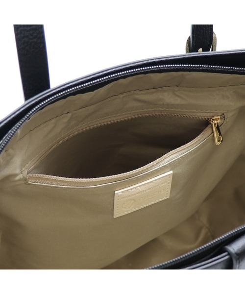 GUSCIO(グッシオ)の「【グッシオベーシック】ベルトデザインラウンドトートバッグ ハンドル調節 通勤通学 A4対応(トートバッグ・レディース・ブラック/ダークブルー/キャメル/ベージュ系・FREE)」の13枚目の写真