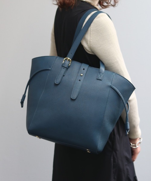 GUSCIO(グッシオ)の「【グッシオベーシック】ベルトデザインラウンドトートバッグ ハンドル調節 通勤通学 A4対応(トートバッグ・レディース・ブラック/ダークブルー/キャメル/ベージュ系・FREE)」の5枚目の写真
