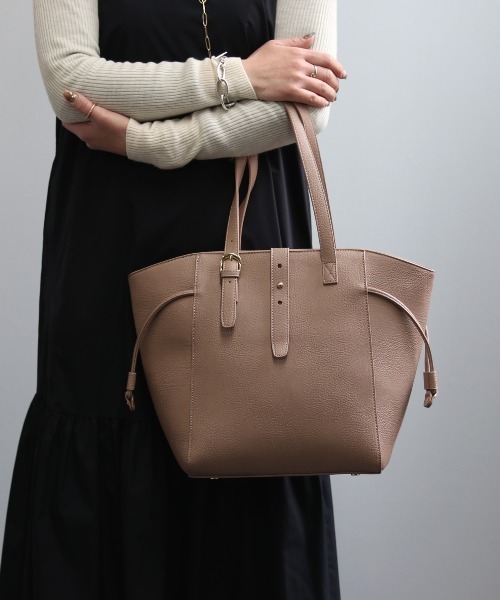 GUSCIO(グッシオ)の「【グッシオベーシック】ベルトデザインラウンドトートバッグ ハンドル調節 通勤通学 A4対応(トートバッグ・レディース・ブラック/ダークブルー/キャメル/ベージュ系・FREE)」の6枚目の写真