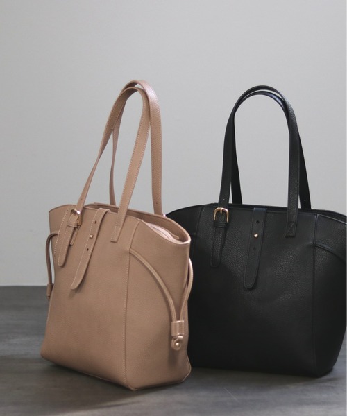 GUSCIO(グッシオ)の「【グッシオベーシック】ベルトデザインラウンドトートバッグ ハンドル調節 通勤通学 A4対応(トートバッグ・レディース・ブラック/ダークブルー/キャメル/ベージュ系・FREE)」の22枚目の写真