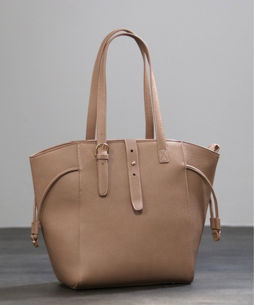GUSCIO(グッシオ)の「【グッシオベーシック】ベルトデザインラウンドトートバッグ ハンドル調節 通勤通学 A4対応(トートバッグ・レディース・ブラック/ダークブルー/キャメル/ベージュ系・FREE)」の21枚目の写真
