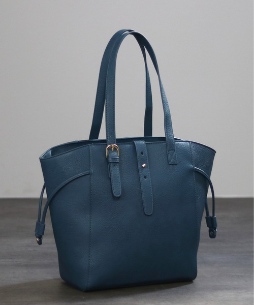 GUSCIO(グッシオ)の「【グッシオベーシック】ベルトデザインラウンドトートバッグ ハンドル調節 通勤通学 A4対応(トートバッグ・レディース・ブラック/ダークブルー/キャメル/ベージュ系・FREE)」の20枚目の写真