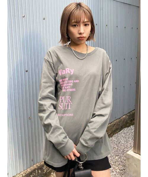 EMODA(エモダ)の「フロントロゴオーバーロングTシャツ(Tシャツ/カットソー・レディース・ホワイト/ブラック/ベージュ/グレー/ブルー・FREE)」の17枚目の写真