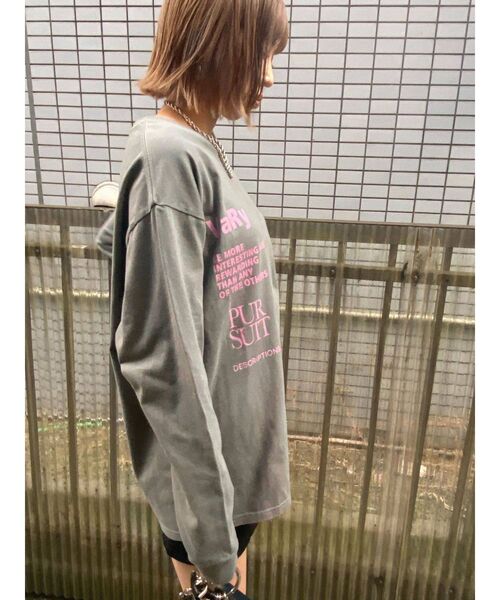 EMODA(エモダ)の「フロントロゴオーバーロングTシャツ(Tシャツ/カットソー・レディース・ホワイト/ブラック/ベージュ/グレー/ブルー・FREE)」の9枚目の写真