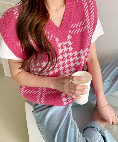 NANING9（ナンニング）の「NANING9 チェック柄Vネックオーバーサイズベスト（ベスト・レディース・ブラック/クリーム/ピンク・FREE）」の3枚目の写真