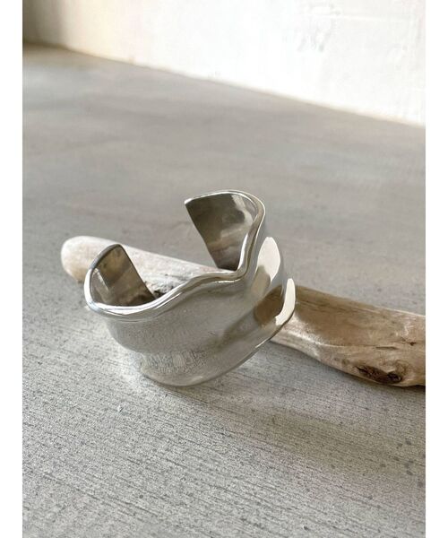 Ungrid（アングリッド）の「メタルワイドニュアンスバングル（ブレスレット・レディース・シルバー・FREE）」の3枚目の写真