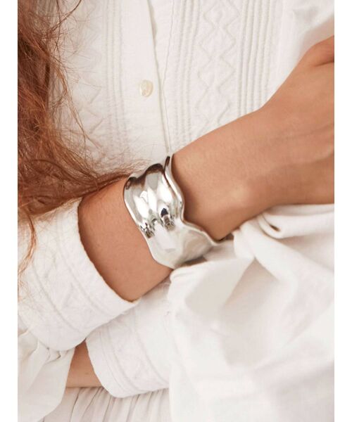 Ungrid（アングリッド）の「メタルワイドニュアンスバングル（ブレスレット・レディース・シルバー・FREE）」の2枚目の写真