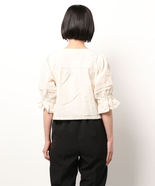 ehka sopo（エヘカソポ）の「【Maison SAJOU】ショート丈パフスリーブブラウス（シャツ/ブラウス・レディース・オフホワイト/キナリ・ﾌﾘ-）」の4枚目の写真