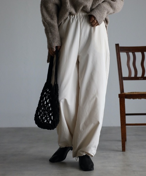 ap retro(アプレトロ)の「裾絞りナイロンイージーパンツ(その他パンツ・レディース・チャコールグレー/ブラック/アイボリー・FREE)」の2枚目の写真