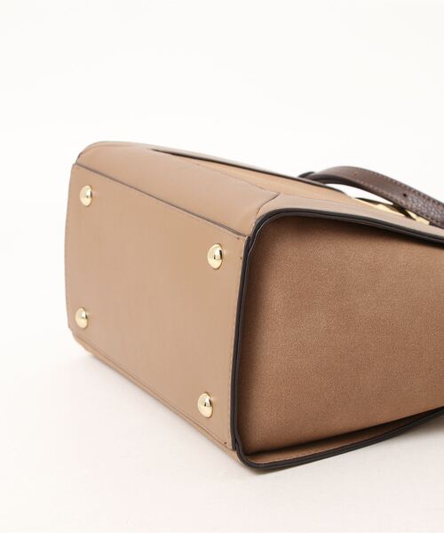 & chouette（アンドシュエット）の「スウェードライク ハンドル金具トート（ハンドバッグ・レディース・ベージュ/ダークグリーン/モカ・FREE）」の4枚目の写真