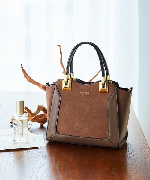 & chouette（アンドシュエット）の「スウェードライク ハンドル金具トート（ハンドバッグ・レディース・ベージュ/ダークグリーン/モカ・FREE）」の2枚目の写真