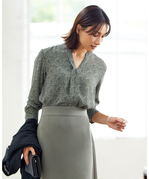 ICB(アイシービー)の「【人気のため新柄追加・洗える】Back Satin Amunzen キーネック長袖ブラウス(シャツ/ブラウス・レディース・アイボリー系/ローズ系/ブラック系5/アイボリー系6・MEDIUM/SMALL/X-SMALL)」の2枚目の写真
