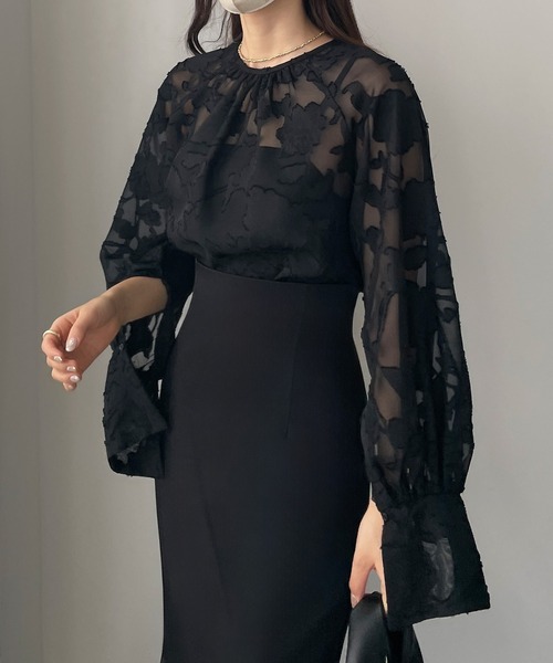 Louere(ルエレ)の「キャンディースリーブフラワートップス(シャツ/ブラウス・レディース・ホワイト/アイボリー/ブラック/ライトブルー/ネイビー・SMALL/MEDIUM/LARGE/X-LARGE)」の3枚目の写真