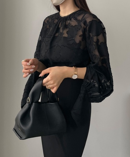 Louere(ルエレ)の「キャンディースリーブフラワートップス(シャツ/ブラウス・レディース・ホワイト/アイボリー/ブラック/ライトブルー/ネイビー・SMALL/MEDIUM/LARGE/X-LARGE)」の6枚目の写真