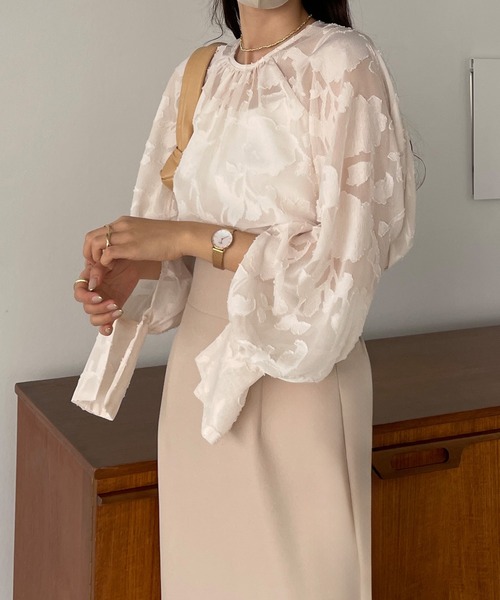 Louere（ルエレ）の「キャンディースリーブフラワートップス