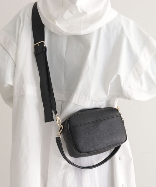 fredy emue（フレディエミュ）の「太ベルトキルトポシェット（ショルダーバッグ・レディース・キナリ/ブラック・FREE）」の3枚目の写真