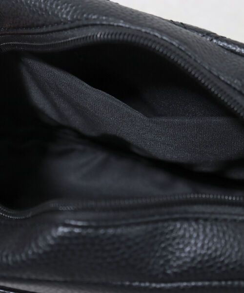 fredy emue（フレディエミュ）の「太ベルトキルトポシェット（ショルダーバッグ・レディース・キナリ/ブラック・FREE）」の4枚目の写真