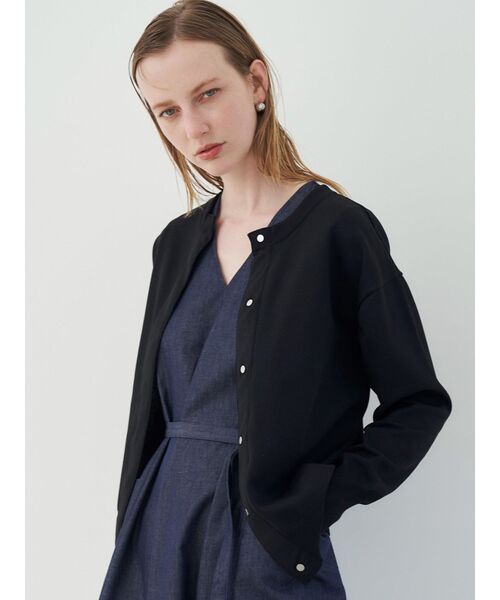 ELENDEEK（エレンディーク）の「ベーシッククルーネックカーディガン（カーディガン/ボレロ・レディース・ブラック/オフホワイト/ブルー・FREE）」の3枚目の写真