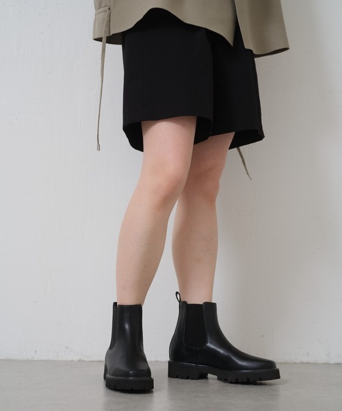 COLONY 2139(コロニートゥーワンスリーナイン)の「軽量サイドゴアショートブーツ(ブーツ・レディース・ブラック/アイボリー・SMALL/LARGE/MEDIUM)」の10枚目の写真