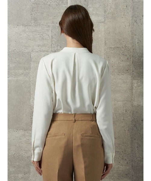 Perfect Suit FActory（パーフェクトスーツファクトリー）の「パール釦　ハイネックブラウス【お仕事OK】オフホワイト/グレー/ベージュ（シャツ/ブラウス・レディース・グレー/オフホワイト/ベージュ・M/L/S）」の6枚目の写真