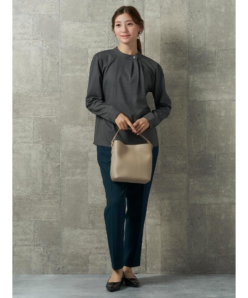 Perfect Suit FActory（パーフェクトスーツファクトリー）の「パール釦　ハイネックブラウス【お仕事OK】オフホワイト/グレー/ベージュ（シャツ/ブラウス・レディース・グレー/オフホワイト/ベージュ・M/L/S）」の15枚目の写真