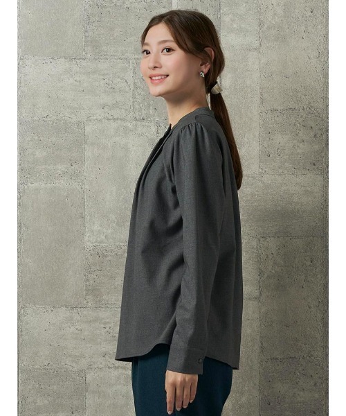 Perfect Suit FActory（パーフェクトスーツファクトリー）の「パール釦　ハイネックブラウス【お仕事OK】オフホワイト/グレー/ベージュ（シャツ/ブラウス・レディース・グレー/オフホワイト/ベージュ・M/L/S）」の17枚目の写真